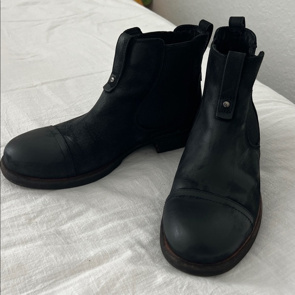 Ugg Gallion Chelsea Black Suede Pull On Boots Size 9 - Picture 14 of 15